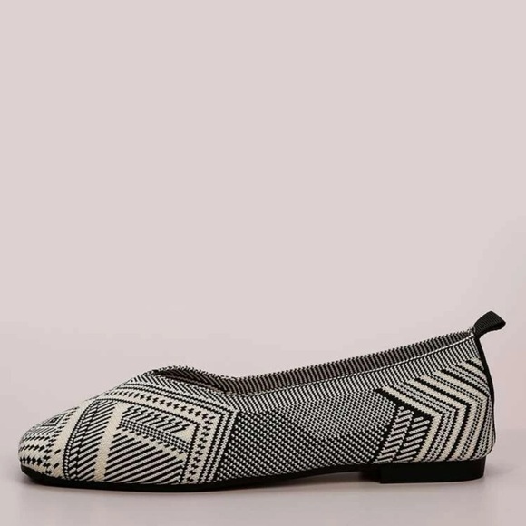 Black multi flats in a size 5 🖤🤍 - Picture 14 of 15